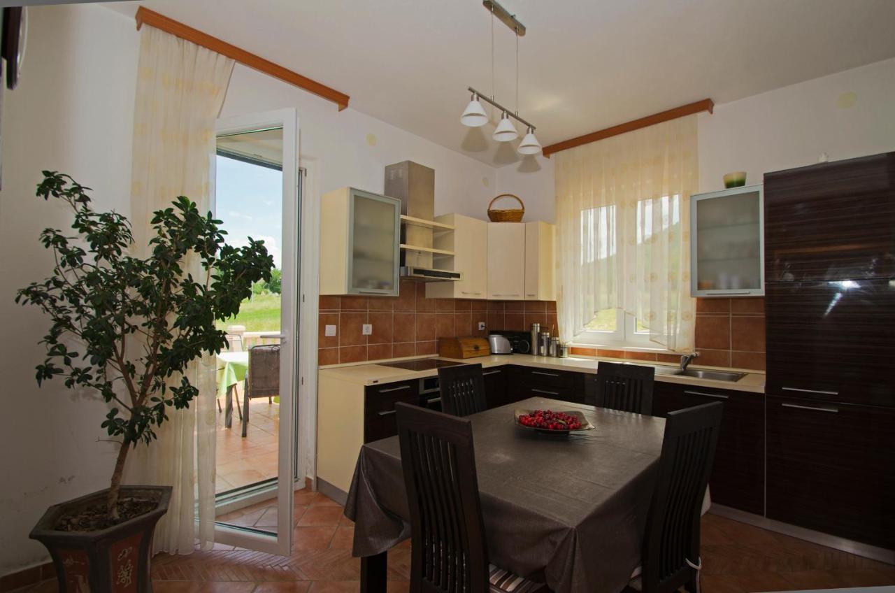 Rooms Leda Vrlika Zewnętrze zdjęcie